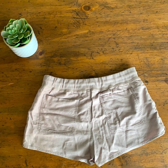 ARITZIA COMMUNITY CREAM COLORED SHORTS - Picture 2 of 3